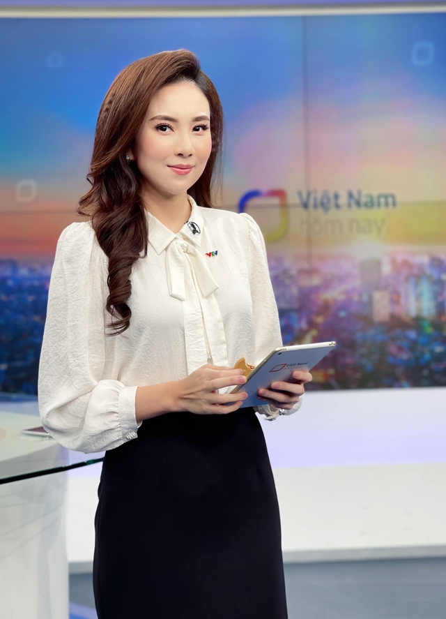 Tủ đồ đi làm của Hoa khôi đẹp nhất VTV: toàn áo sơ mi siêu cấp điệu đà, mẫu nào cũng xinh hết chỗ chê - Ảnh 1.