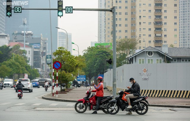 Hà Nội: Người dân vô tư sử dụng điện thoại khi đang lái xe - Ảnh 9.