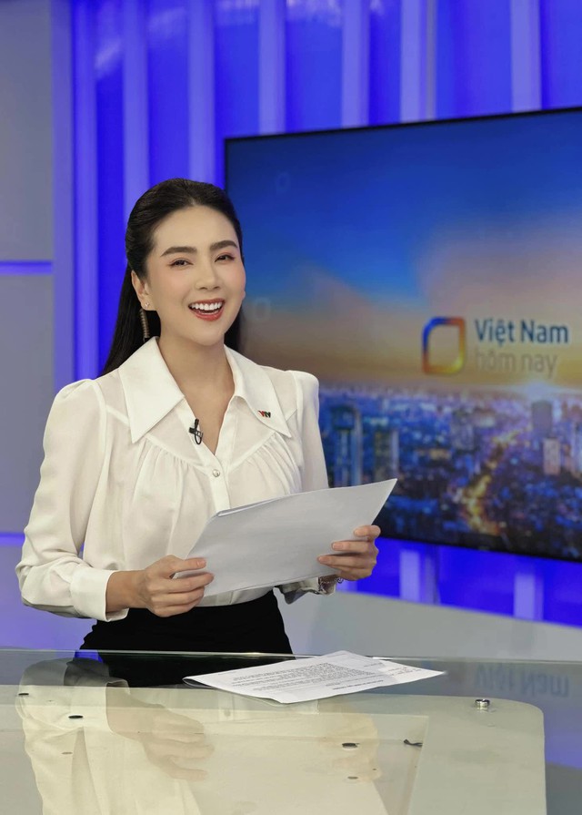 Tủ đồ đi làm của Hoa khôi đẹp nhất VTV: toàn áo sơ mi siêu cấp điệu đà, mẫu nào cũng xinh hết chỗ chê - Ảnh 13.