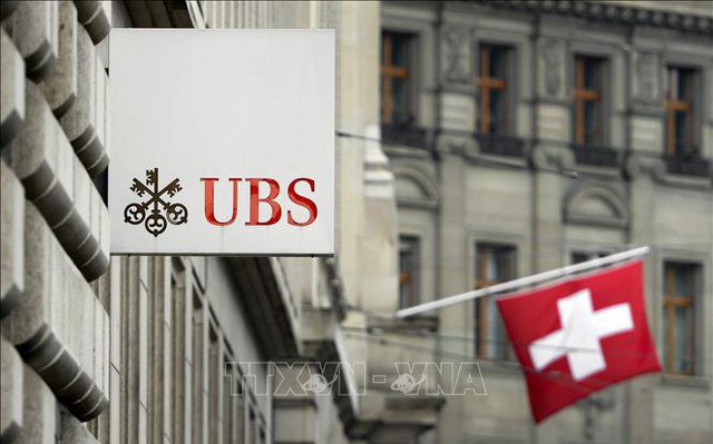 Logo ngân hàng UBS lớn nhất Thụy Sĩ tại Basel. Ảnh: AFP/TTXVN