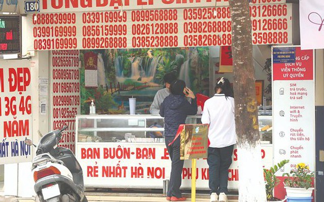 Một cửa hàng bán sim điện thoại ở Hà Nội. Ảnh: Quang Vinh.