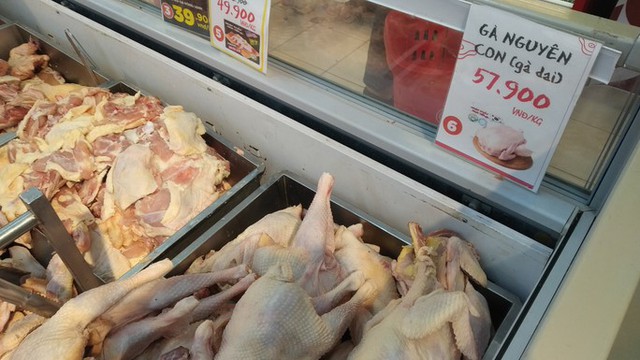 Thịt gà trong nước dư thừa, gà nhập khẩu vẫn cao - Ảnh 1.
