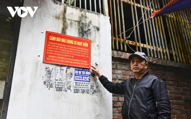 Cận cảnh 4 chung cư ở Hà Nội xuống cấp trầm trọng, nguy cơ sụp đổ bất kỳ lúc nào - Ảnh 4.