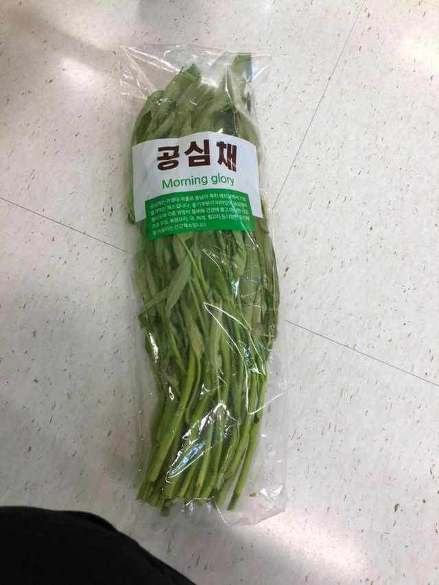 Loại rau ở Việt Nam bán đầy ngoài chợ sang nước ngoài thành thứ siêu đắt đỏ, 10 cọng rau giá cả trăm nghìn - Ảnh 3.