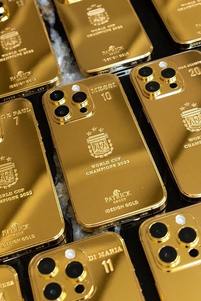 Messi bỏ 5 tỷ mua 35 chiếc iPhone mạ vàng tặng cho đồng đội và nhân viên, Ronaldo cũng từng chi tiền làm điều tương tự nhưng liệu có khủng bằng M10? - Ảnh 2.