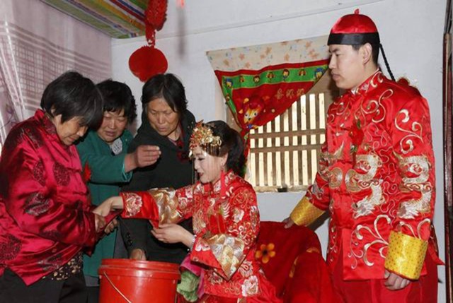 Cạnh tranh khốc liệt trên thị trường hôn nhân của nam thanh niên nông thôn Trung Quốc: Sính lễ trên trời, chi phí đám cưới gấp 16 lần thu nhập trung bình - Ảnh 1.