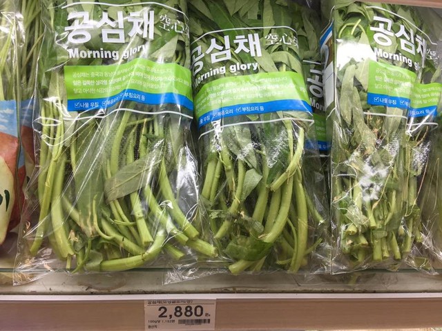 Loại rau ở Việt Nam bán đầy ngoài chợ sang nước ngoài thành thứ siêu đắt đỏ, 10 cọng rau giá cả trăm nghìn - Ảnh 2.