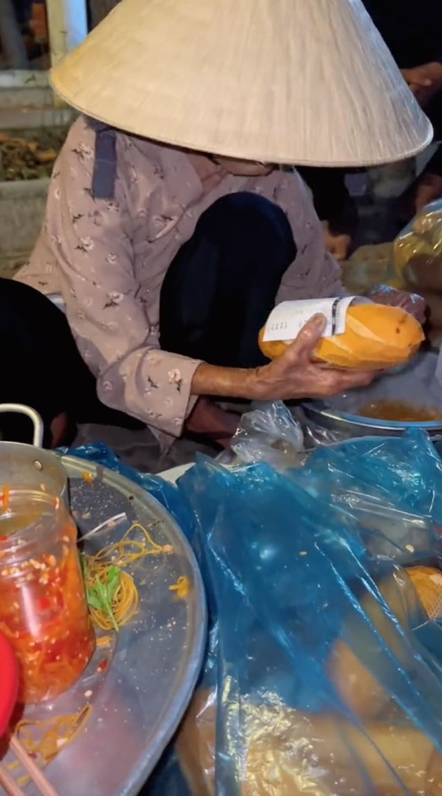 Hàng bánh mì rẻ nhất Việt Nam: 5k/ổ đầy ắp nhân và câu chuyện cảm động phía sau - Ảnh 4.