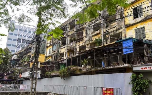 Cận cảnh 4 chung cư ở Hà Nội xuống cấp trầm trọng, nguy cơ sụp đổ bất kỳ lúc nào - Ảnh 10.