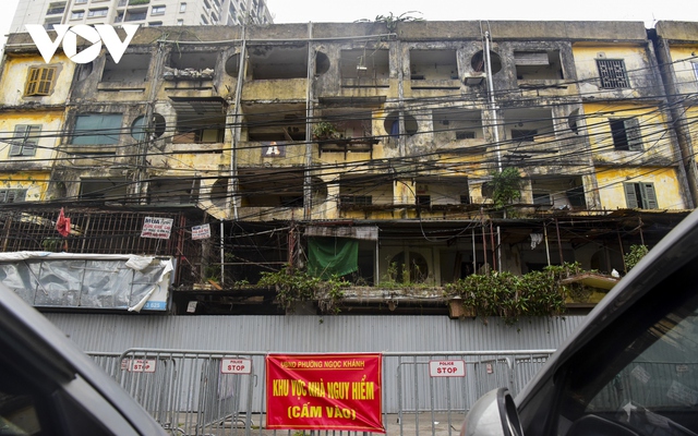 Cận cảnh 4 chung cư ở Hà Nội xuống cấp trầm trọng, nguy cơ sụp đổ bất kỳ lúc nào - Ảnh 9.