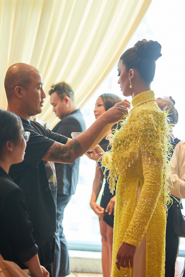 Câu chuyện Miss Universe 2022 diện áo dài khi đến Việt Nam qua lời bộc bạch của stylist - Ảnh 4.