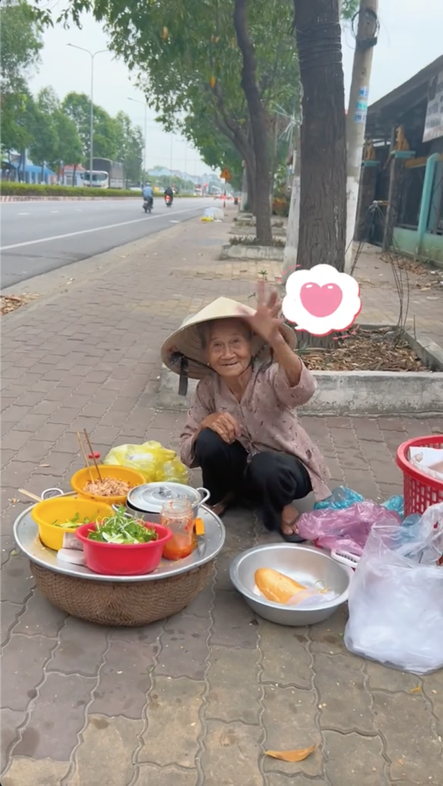 Hàng bánh mì rẻ nhất Việt Nam: 5k/ổ đầy ắp nhân và câu chuyện cảm động phía sau - Ảnh 1.