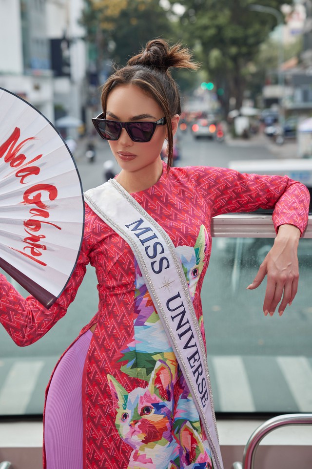 Câu chuyện Miss Universe 2022 diện áo dài khi đến Việt Nam qua lời bộc bạch của stylist - Ảnh 2.