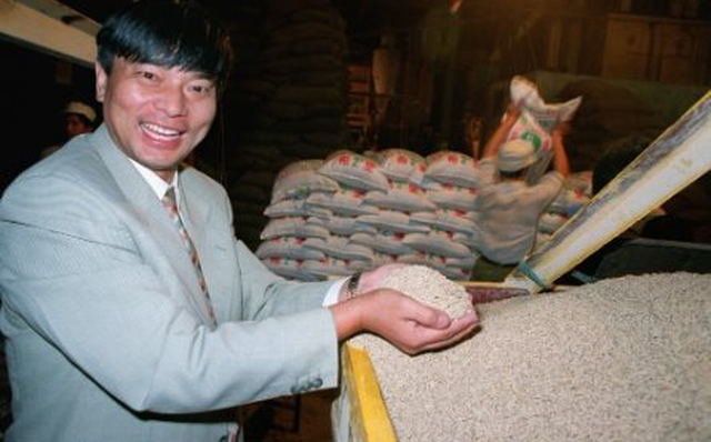 Ông Liu Yonghao tại một nhà máy sản xuất thức ăn chăn nuôi của New Hope vào năm 1995.