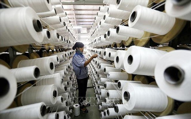 Dây chuyền sản xuất sợi của Công ty Cổ phần KSA Polymer Hà Nội, 100% vốn đầu tư của Hàn Quốc, tại Khu công nghiệp Thuỵ Vân (Phú Thọ). Ảnh tư liệu: Danh Lam/TTXVN