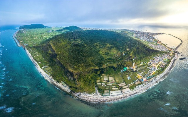 Huyện đảo Lý Sơn (tỉnh Quảng Ngãi) sẽ là thành phố biển, có sân bay hơn 150ha. Ảnh: Báo Thanh niên Huyện đảo Lý Sơn (tỉnh Quảng Ngãi) sẽ là thành phố biển, có sân bay hơn 150ha. Ảnh: Báo Thanh niên