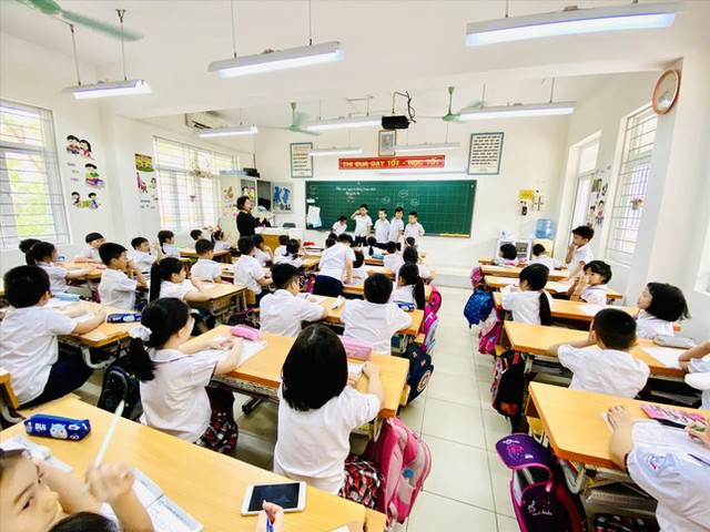 Tăng thêm 38.000 học sinh lớp 6 tại Hà Nội: Áp lực đổ dồn trường công - Ảnh 1.