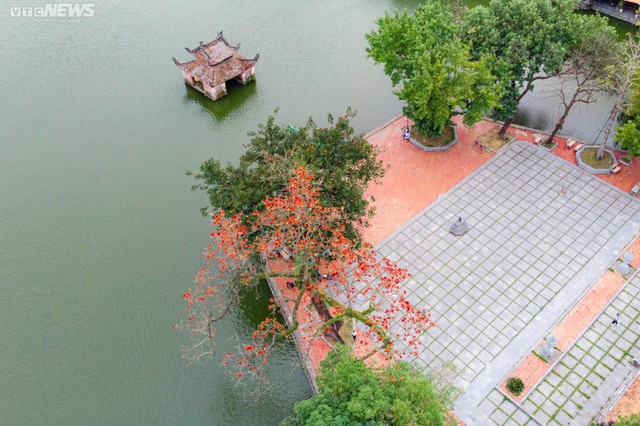 Ngôi chùa nghìn năm tuổi ở Hà Nội nên thơ với sắc đỏ hoa gạo - Ảnh 1.