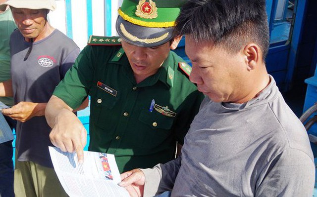Bộ đội Biên phòng tỉnh Quảng Ngãi tuyên truyền cho ngư dân về chống khai thác IUU.