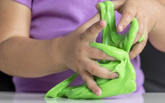 Cảnh báo đồ chơi 'chất dẻo ma quái' slime chứa nhiều chất độc, gây đau đầu, hôn mê ở trẻ em