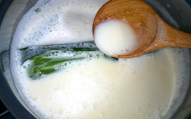 Sữa đậu nành có 7 lợi ích sức khỏe nhưng không phải ai cũng nên uống - Ảnh 2.