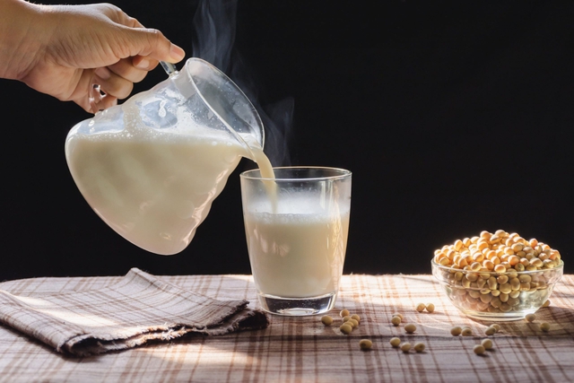Sữa đậu nành có 7 lợi ích sức khỏe nhưng không phải ai cũng nên uống - Ảnh 1.