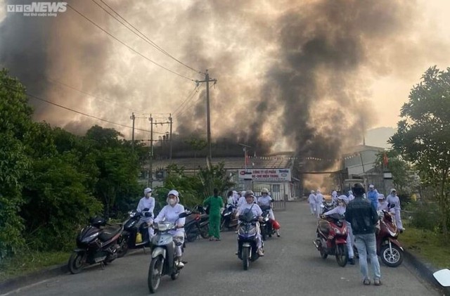 Cháy dữ dội tại công ty bánh gạo One-One rộng hơn 5.000 m2 ở Thừa Thiên Huế - Ảnh 2.