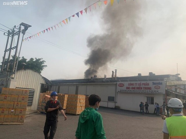 Cháy dữ dội tại công ty bánh gạo One-One rộng hơn 5.000 m2 ở Thừa Thiên Huế - Ảnh 1.