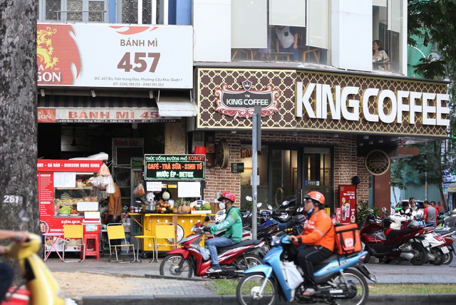 Hàng quán khu trung tâm TPHCM rộng cửa đón khách đến... giải quyết nỗi lòng’ - Ảnh 3.