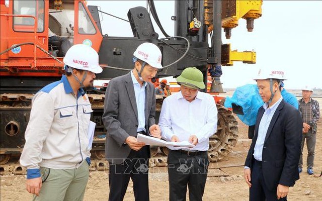 Ông Lê Trung Kiên (đội mũ cối), Trưởng ban Ban quản lý Khu kinh tế Hải Phòng nghe báo cáo tiến độ triển khai dự án bến số 5, 6 tại khu bến cảng Lạch Huyện, huyện Cát Hải.
