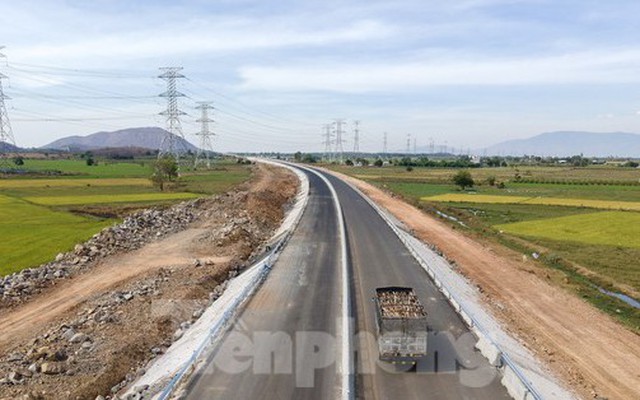 Cao tốc Vĩnh Hảo - Phan Thiết đã xong tuyến chính, nhưng phần đường gom dân sinh và cầu vượt tuyến chưa thi công được do thiếu đất đắt vì giấy phép khai thác mỏ hết hạn.