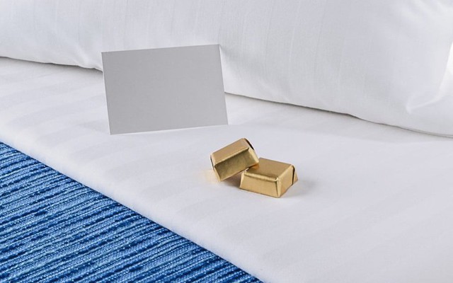 Bí mật viên kẹo socola đặt trên giường của khách sạn mỗi tối: Cách chiều 'thượng đế' không phải dạng vừa