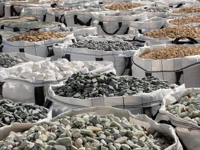Nhà băng lớn nhất thế giới bị lừa một vố đau điếng: Bỏ hơn 30 tỷ VND để mua mặt hàng quý nhưng mở ra toàn túi đá - Ảnh 1.