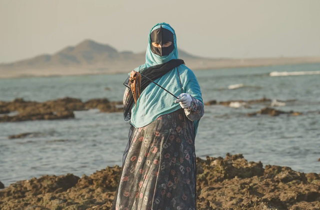 Vùng đất nơi nữ giới sơn móng tay, mặc áo dài truyền thống cầm giáo ra biển săn mực, nghề nghiệp độc đáo nhưng sắp đi đến hồi kết - Ảnh 1.