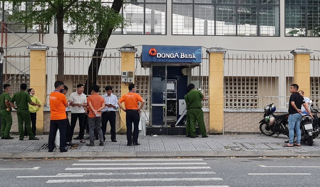 Đập trụ ATM, trộm két tiền giữa trung tâm Đà Nẵng - Ảnh 1.