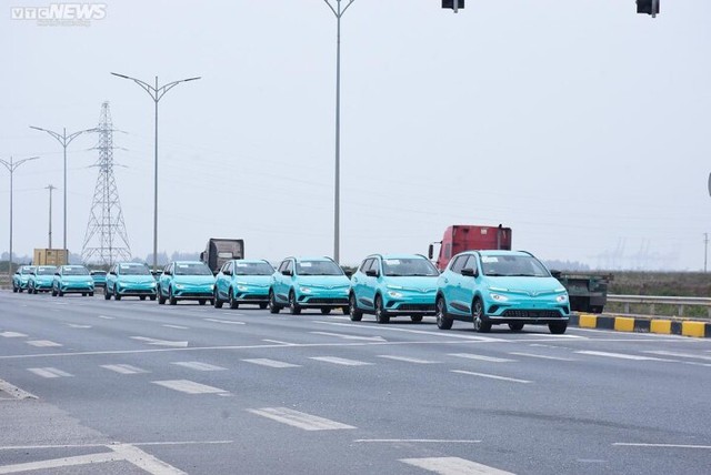 Đoàn taxi điện VinFast rời nhà máy về Hà Nội, chuẩn bị vận hành trong tháng 4 - Ảnh 4.