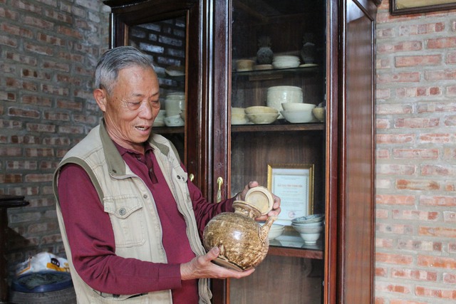 Bỏ ra bộ đĩa cổ hơn 100 triệu, ông lão dựng nên tấm bản đồ Việt Nam có một không hai - Ảnh 4.