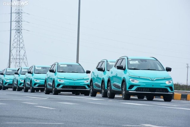 VinFast 電動出租車車隊離開工廠返回河內，準備在 4 月運營 - 照片 2。