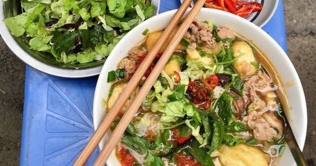 Khách Tây tấm tắc khen món ăn quen thuộc của người Việt: Đừng chỉ vì phở mà bỏ lỡ!