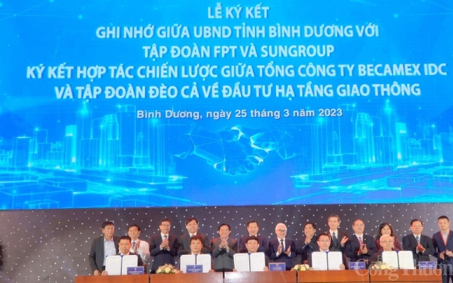 Phó Thủ tướng Chính phủ Lê Minh Khái và cùng các đại biểu chứng kiến Lễ ký kết biên bản ghi nhớ hợp tác giữa Khu công nghiệp Việt Nam - Singapore (VSIP Group) với đại diện lãnh đạo 9 tỉnh thành trong cả nước