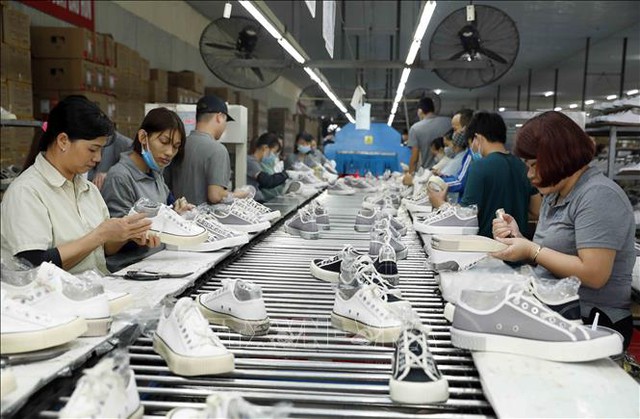 Sản xuất giày xuất khẩu sang thị trường EU tại Công ty TNHH Hóa dệt Hà Tây, xã Tân Lập, Đan Phượng, Hà Nội. Ảnh: Trần Việt/TTXVN