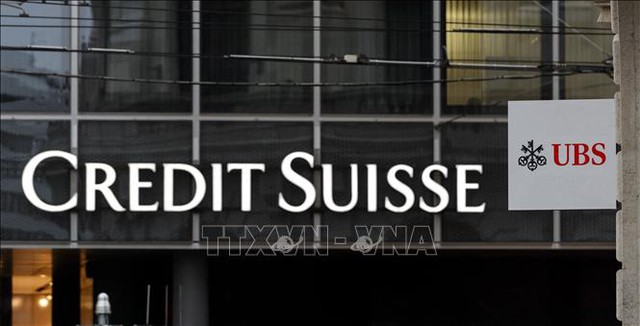Biểu tượng ngân hàng Credit Suisse (trái) và UBS tại Basel, Thụy Sĩ. Ảnh: AFP/TTXVN