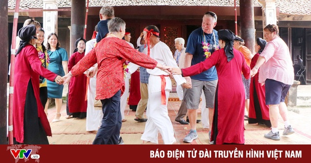 Du khách quốc tế cùng các nghệ nhân và người dân tham gia hát xoan tại đình cổ Hùng Lô (xã Hùng Lô, thành phố Việt Trì, tỉnh Phú Thọ). (Ảnh: TTXVN)