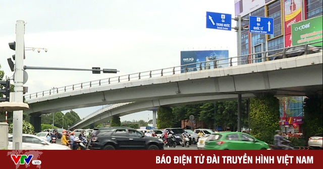 Từ 1/4, taxi vào sân bay Tân Sơn Nhất đón khách "cõng" thêm 2 loại phí