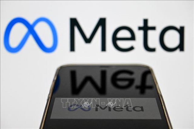 Biểu tượng Meta trên màn hình điện thoại. Ảnh: AFP/TTXVN
