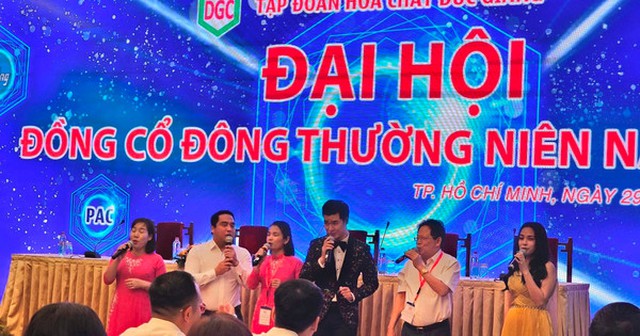 Chủ tịch DGC Đào Hữu Huyền hát mở đầu ĐHCĐ: "2022 là năm thắng lớn của DGC, tôi hy vọng mùa xuân sẽ tiếp tục với DGC nhiều năm về sau"