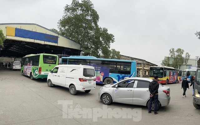 Người dân chờ đăng kiểm xe tại một Trung tâm đăng kiểm ở Hà Nội.