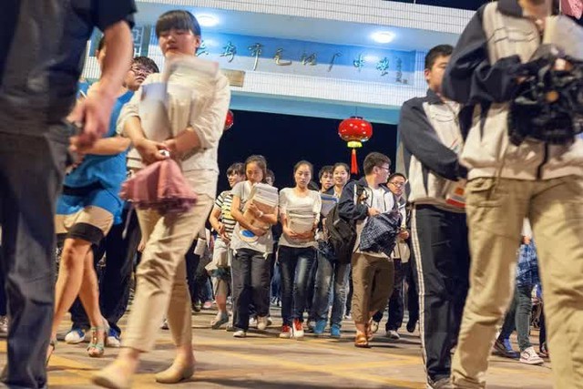 Bên trong công xưởng thi đại học lớn nhất Trung Quốc: Học 15 tiếng/ngày nhưng chỉ có 15 phút để ăn, giáo viên lên lịch sinh hoạt cho cả lớp để tránh lãng phí thời gian - Ảnh 3.