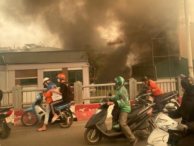  Hà Nội: Cháy lớn tại quán bia hơi ở Hai Bà Trưng, cột khói bốc cao hàng chục mét - Ảnh 2.