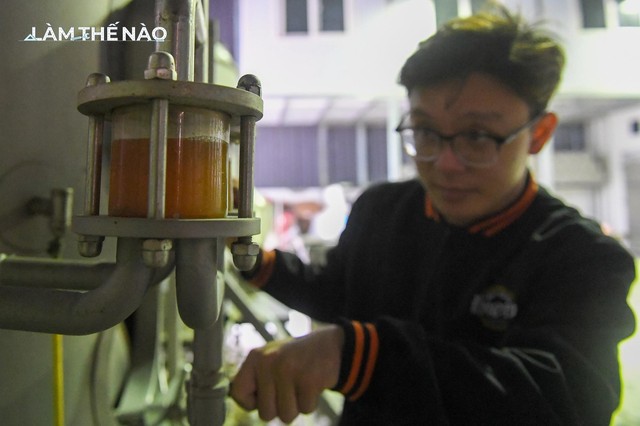 ‏A close-up of the process of making a beer fragrant with the smell of Hanoi green rice, which can be eaten with both pig intestines and lobster - Photo 7.